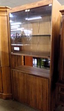 Medium wood mid-century curio cabinet
$135.00