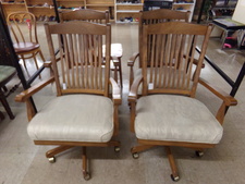 Swivel/rolling kitchen chairs
Seats have a creamy white upholstry
*set of 4
$200.00