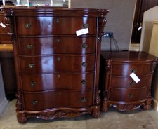 Elegant dresser and nightstand
2pc set
$575.00