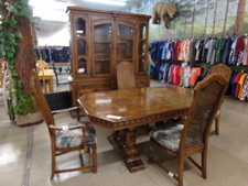 Dining set
Table, 4 chairs & hutch
Comes with extra leaf and matching drapes!
$249.30