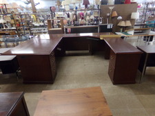 EXECUTIVE WORK STATION.  7 x 10 feet space required.  Has lock/keyed file drawers, a corner keyboard station and more.  Cherry wood look
$611.30